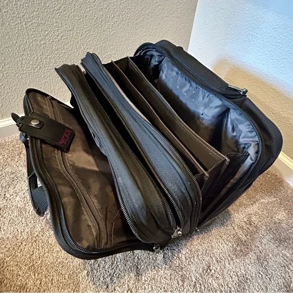 Tumi wheeled deluxe brief, Model 26104D4. - Picture 2 of 14